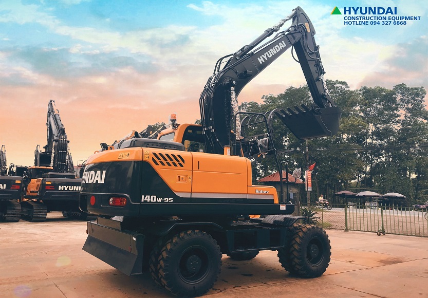 Máy xúc đào bánh lốp R140W-9S