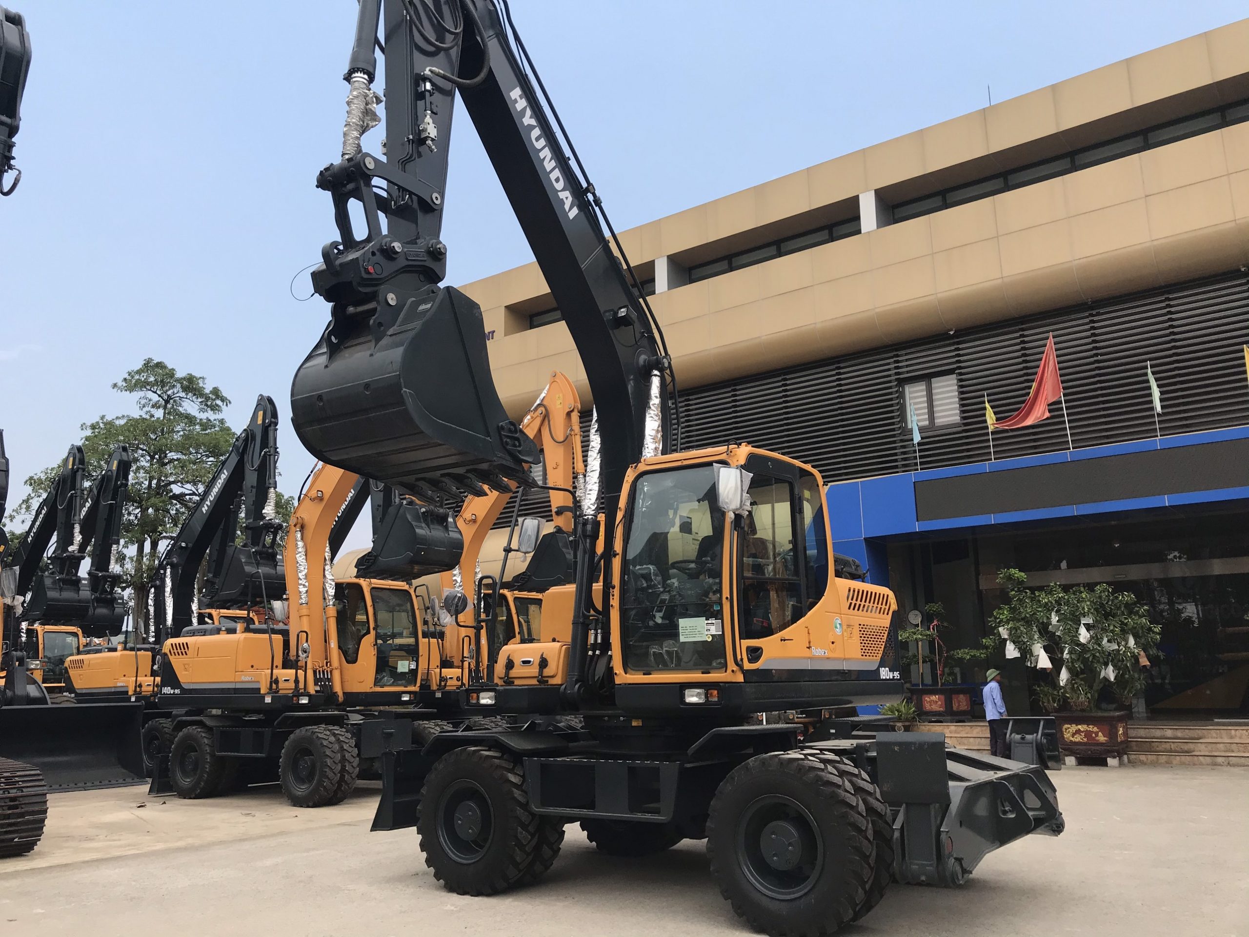 Máy xúc bánh lốp R180W-9S