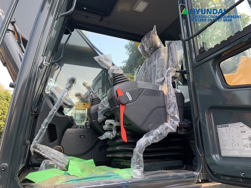 Nội thất khoang Cabin máy xúc hyundai HX340SL