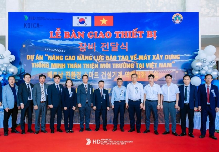 Lễ bàn giao máy xúc bánh xích Hyundai HX220S