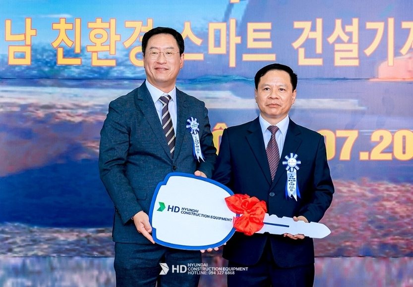 Trao tặng chìa khoá máy xúc Hyundai HX220S