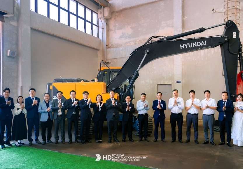 Trao tặng máy xúc Hyundai HX220S