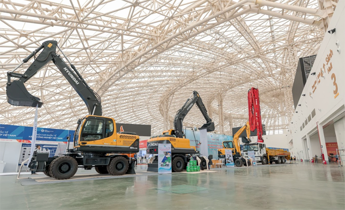 Gian hàng máy xúc Hyundai tại hội chợ VEC