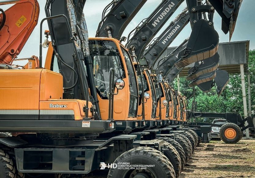 Máy xúc Hyundai tại kho
