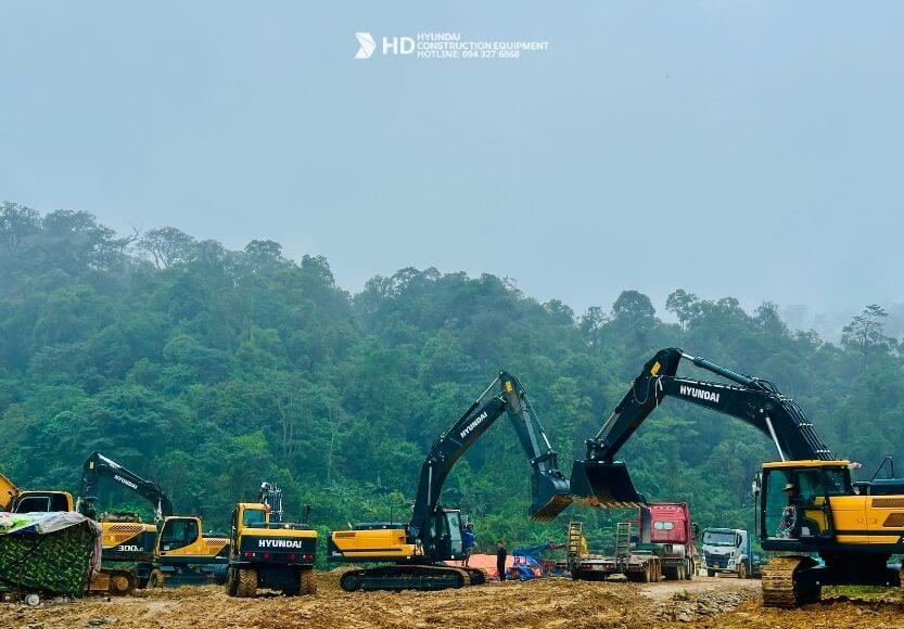 Máy xúc hyundai làm việc taị công trường