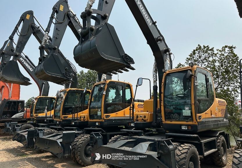 Máy xúc Hyundai tại kho